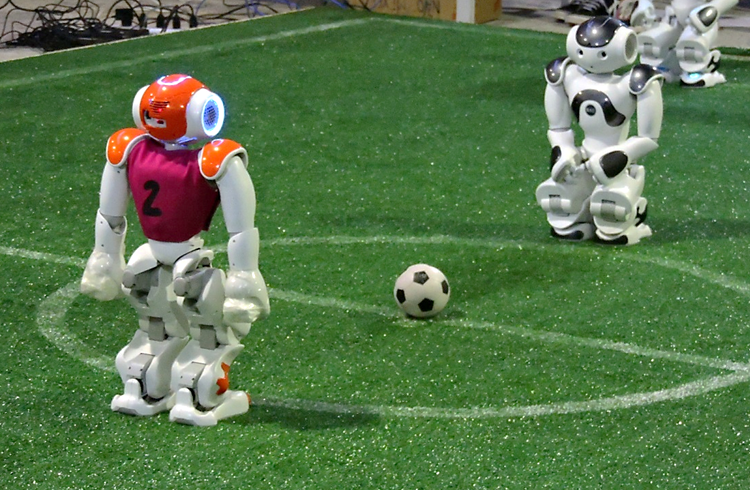 1º encontro de futebol com robôs humanoides
