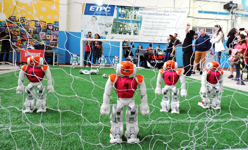 1º encontro de futebol com robôs humanoides